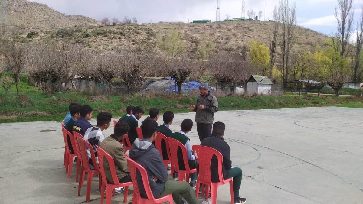 WularBattalion's tweet photo. In continuous efforts of Indian Army to maintain healthy relationship and bonding with the locals, #Watlab Camp of Wular Battalion carried out a Lecture on Health and Hygiene for Youth for locals of neighbouring villages.
#Healthandhygiene
#Armywithkashmiris
#Wularbattalion https://t.co/k7F6kUCA6v