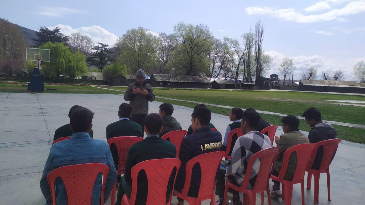 WularBattalion's tweet photo. In continuous efforts of Indian Army to maintain healthy relationship and bonding with the locals, #Watlab Camp of Wular Battalion carried out a Lecture on Health and Hygiene for Youth for locals of neighbouring villages.
#Healthandhygiene
#Armywithkashmiris
#Wularbattalion https://t.co/k7F6kUCA6v