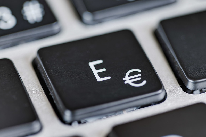 CoinKurier's tweet photo. Die Veröffentlichung eines neuen Stablecoin mit Eurobindung durch die französische Bank Societe Generale-Forge (SGF) wurde von Experten scharf kritisiert. Der Stablecoin mit dem Namen EUR CoinVertible (EURCV)

https://t.co/oWDlIXrD7R https://t.co/3MAnCMveJN