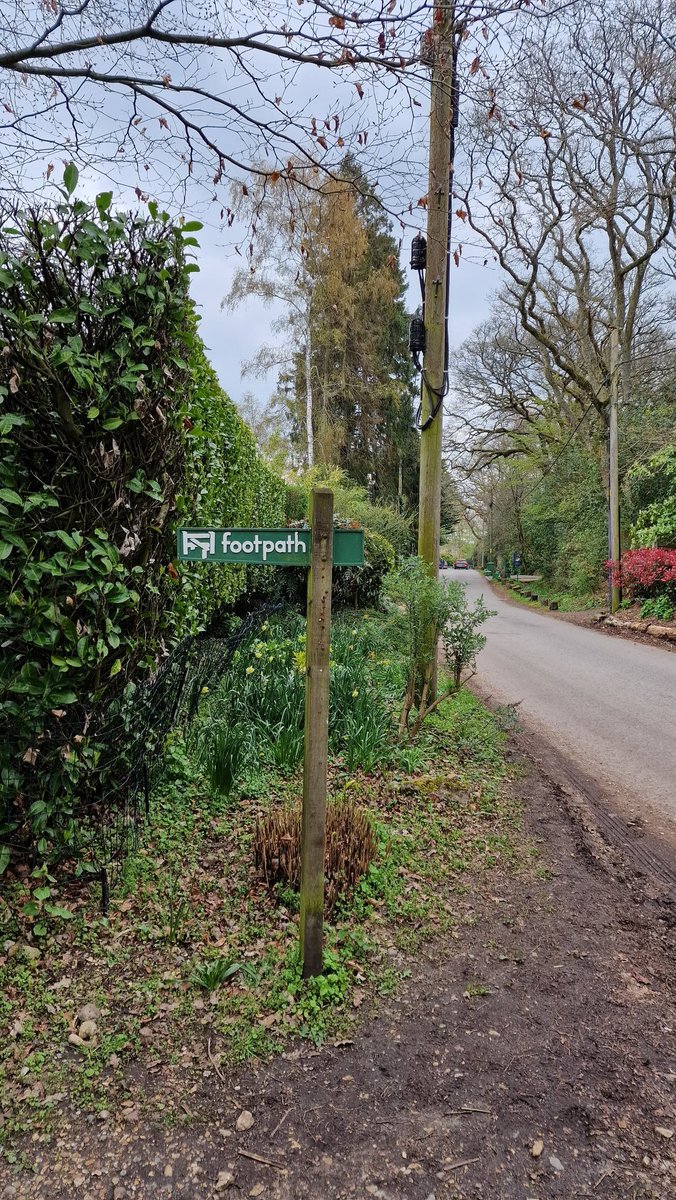 Well maintained.  Someone nearby has a lot of Fingerpost love. 

#fingerpostfriday #westberks
