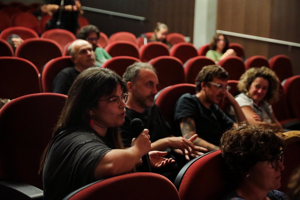 Fernando Navarro es uno de los granadinos que trabajan en la industria del cine y son desconocidos en su tierra. En su primera charla pública en #Granada, nos dió ayer una gran lección sobre el oficio de guionista y el cine de género. Gracias a Fernando y a los asistentes!🎬👏👏