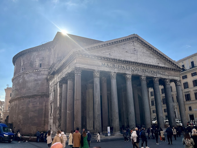 Hoy, como cada 21 de abril, el sol iluminará la puerta del Panteón de Agripa, iluminando la ciudad a través del óculo. Feliz 2776 cumple, Roma. #natalediroma