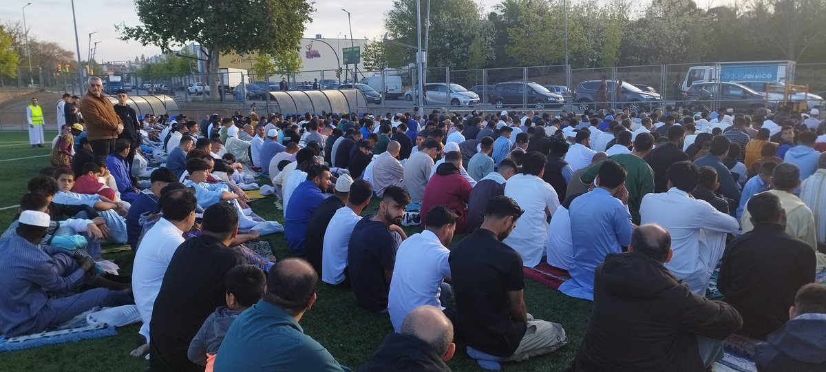 sbddretscivils's tweet photo. Aquest matí, pregària comunitària de finalització del Ramadà a:
📍Complex esportiu de Sant Oleguer
📍Camp de futbol Arraona-Merinals
#Sabadell #Creences https://t.co/A42HUfCm7t