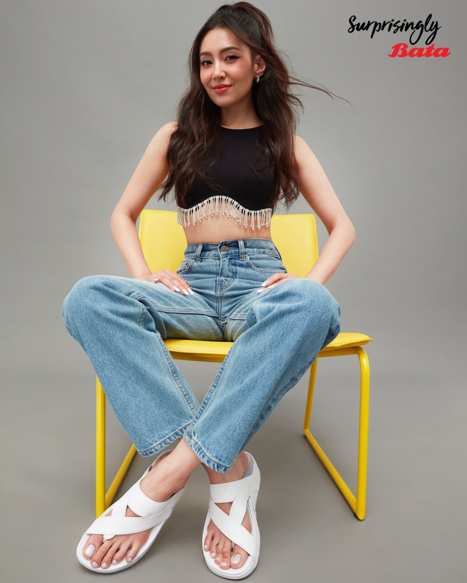 BataOfficialTH's tweet photo. ☀️ พักร้อนนี้น่ารักไม่พัก #เบลล่าราณี สวม #BataEnergy+ รองเท้าแตะรุ่นฮอตฮิตของบาจา

ใครกำลังมองหา “รองเท้าแตะทน” เบา สบาย รับแรงกระแทกเวลาเดินได้ดี บาจา ขอผายมือมาที่คู่นี้เลย ใส่สบายยาวนาน พาคุณก้าวเท้าเพลินน🩴

#Bata #BataThailand #SurprisinglyBata #Stylewithcomfort https://t.co/LSkN5ksw3K