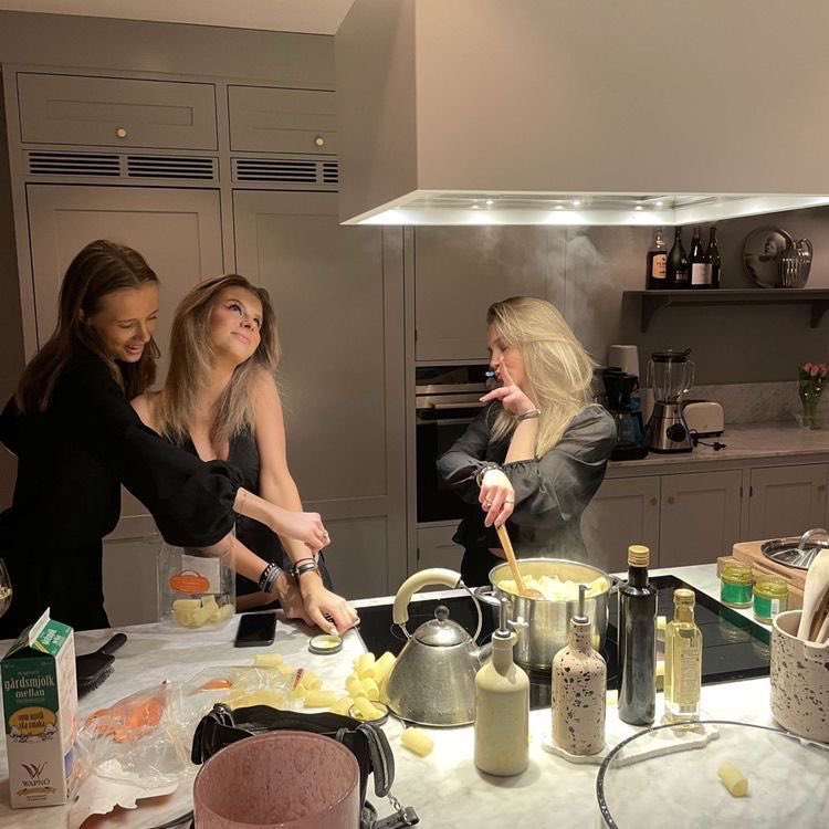 olkagretcher's tweet photo. — day six: cooking
—❀ cooking (with friends)
— #YorWeek2023 #YorWeek https://t.co/0wyfIGiSAL