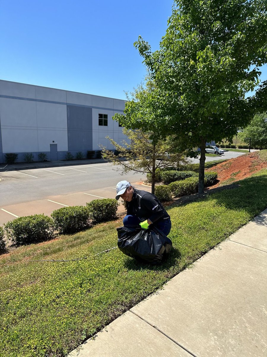 ELGiAir's tweet photo. We are proud of our staff members in North America who took the initiative to actively clean up the industrial park. Thank you for inspiring us all with your #StepsForChange.
Let us get together on Earth Day to pledge to lessen our carbon footprint on Mother Nature.
#earthday https://t.co/XFRBWmggTv