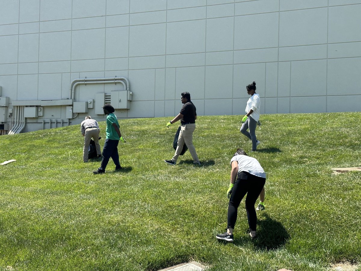 ELGiAir's tweet photo. We are proud of our staff members in North America who took the initiative to actively clean up the industrial park. Thank you for inspiring us all with your #StepsForChange.
Let us get together on Earth Day to pledge to lessen our carbon footprint on Mother Nature.
#earthday https://t.co/XFRBWmggTv