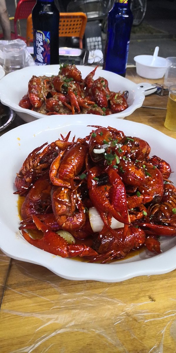 hiouzo's tweet photo. 出行湖北地界探寻最好的小龙虾，已开荒黄冈、麻城、潜江、仙桃、蕲春、鄂州，潜江的小龙虾应该是最好的，城市里除了小龙虾店就是苍蝇馆和外卖，当然还有498… https://t.co/1elhbqMh86