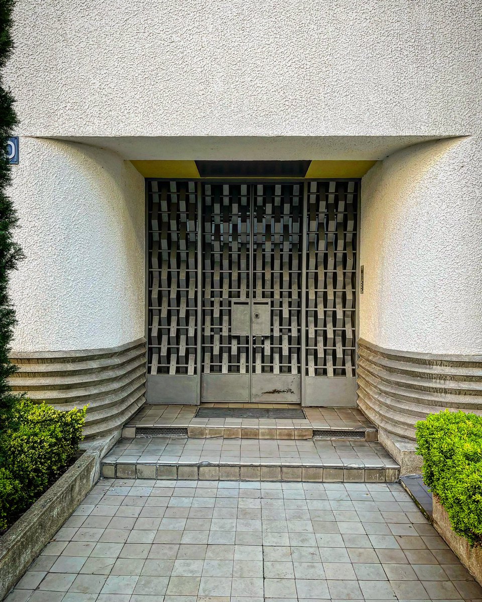 olivier_gabet's tweet photo. Chez les Martel - Robert Mallet-Stevens x Jean Prouvé 1926-1927 - généalogie de l’art 10 rue Mallet-Stevens
#door #gate #architecture #earlywalk #avecphilo #malletstevens #robertmalletstevens #ironwork #metalwork #design #prouve #jeanprouve #modernism #style #paris https://t.co/LR4ImxFomY
