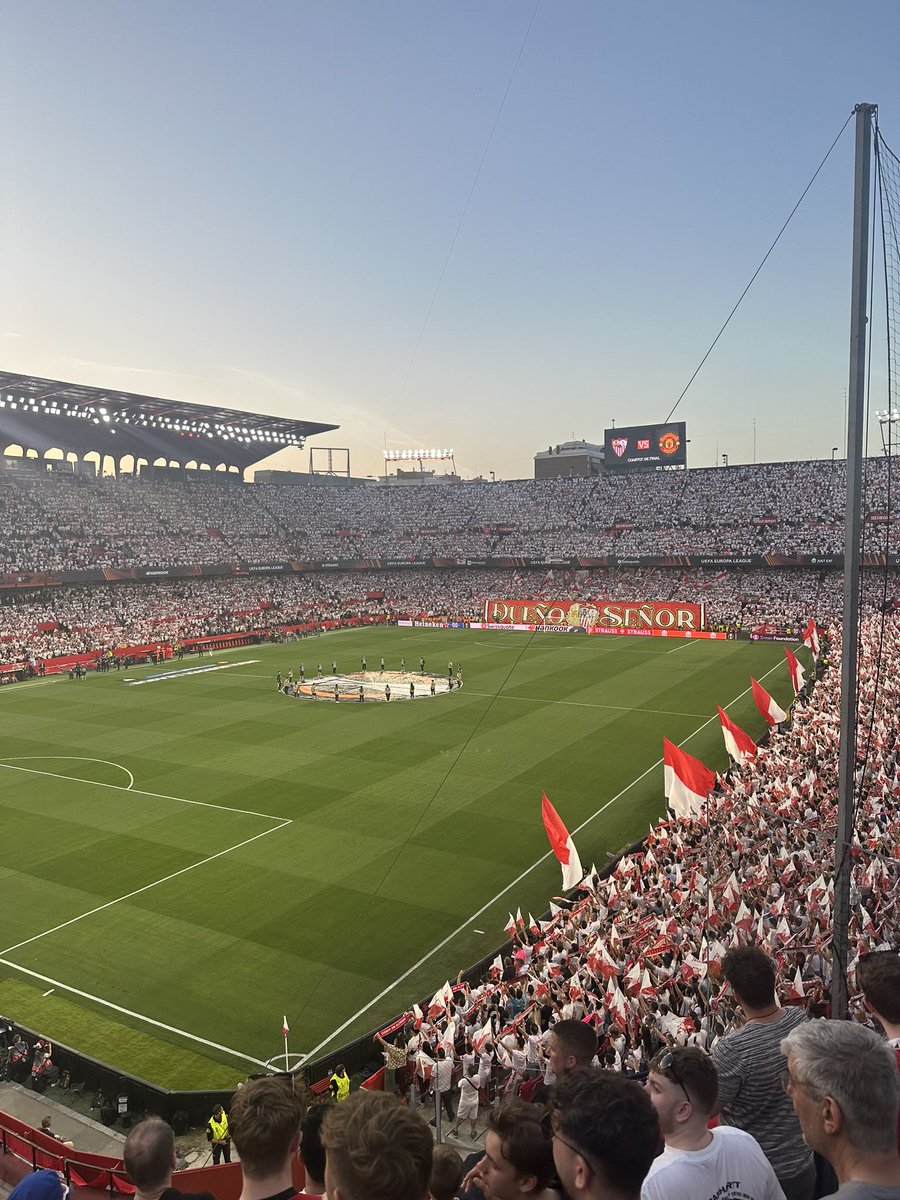 Anoche se volvió a demostrar que calidad >>>>> cantidad.
Ellos tienen más asientos, nosotros tenemos más huevos.
Que le pregunten al Manchester United donde prefieren volver a jugar, si en el Sánchez-pizjuán o en el Benito Villamarín.