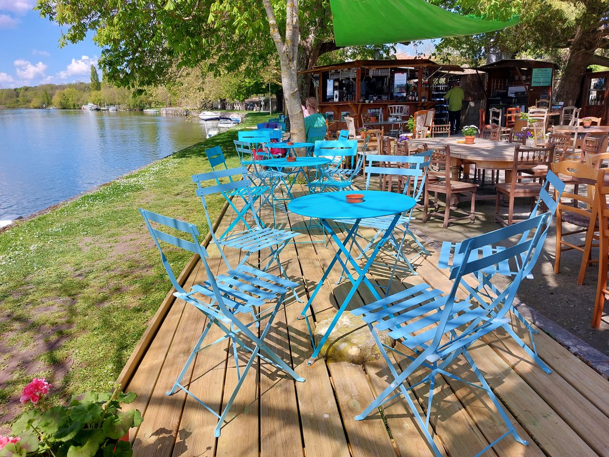 LeCourty's tweet photo. L'Escale is a delightful summer pop-up restaurant perched on the riverbank in Taillebourg. We arrived too late for lunch, so the owner kindly made us a delicious cheesy galette, washed down very nicely with a chilled rosé! #lescale #vineyardview #villawithpool #sawdaystravel https://t.co/2dR9zUpr9s