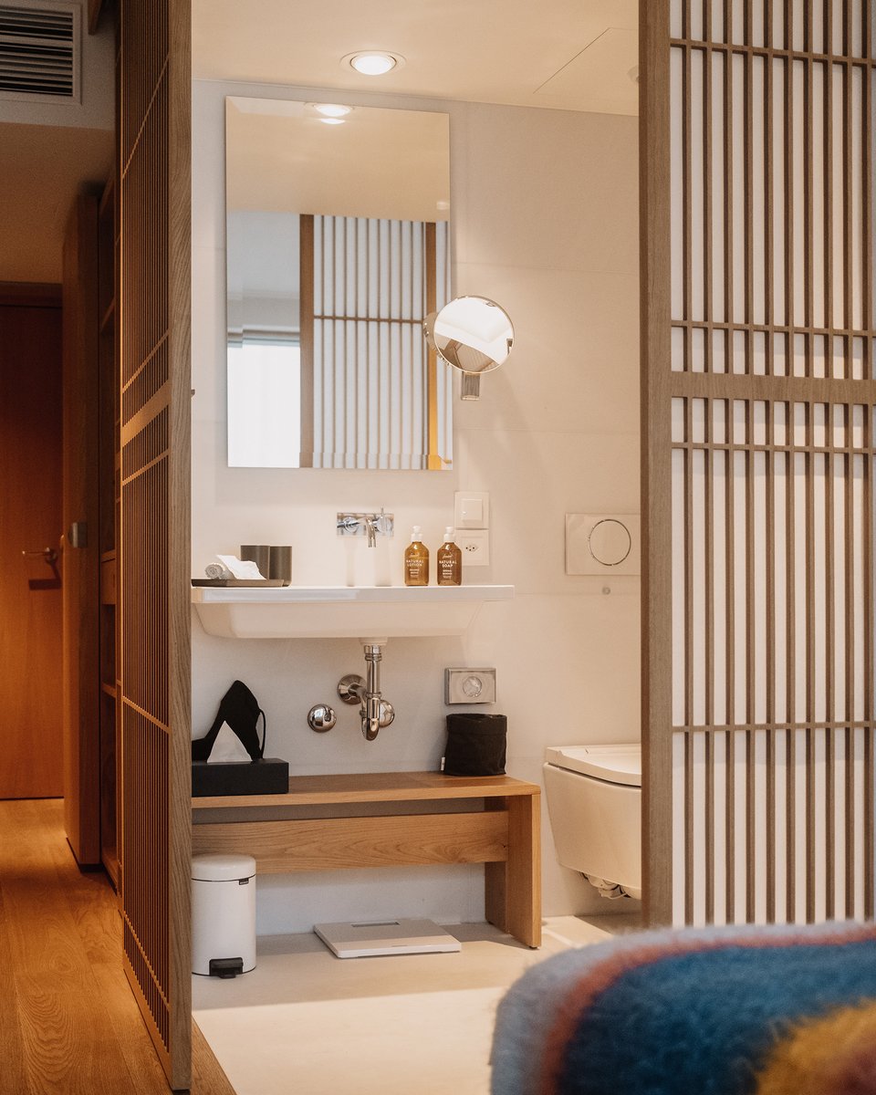 mustvisits's tweet photo. Art House in Bazel. Gelegen in het centrum van #Bazel vind je Art House. Het #hotel is functioneel ingericht en met de #Japanse invloeden een genot voor het oog. Vormgegeven door het architectenbureau Diener &amp; Diener in samenwerking met de Italiaanse designer Andrea Caputo. 🇨🇭 https://t.co/7CUH0OGIIM