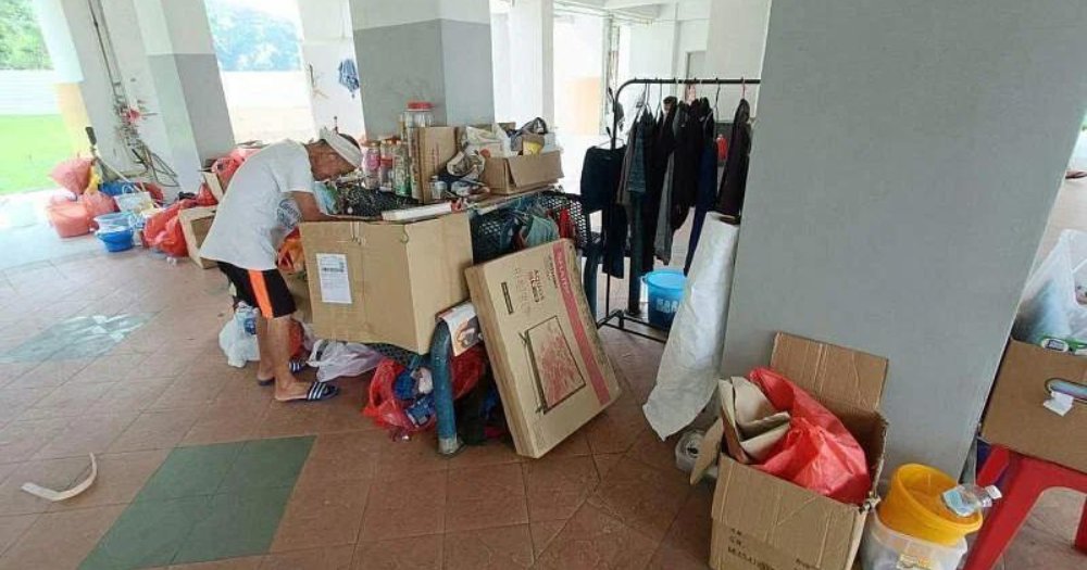 MothershipSG's tweet photo. S'porean man, 82, stays at Sin Ming HDB void deck for 1 year as he feels flat too stuffy
https://t.co/4LqP5iQDI3 https://t.co/CjBf7SwOOP