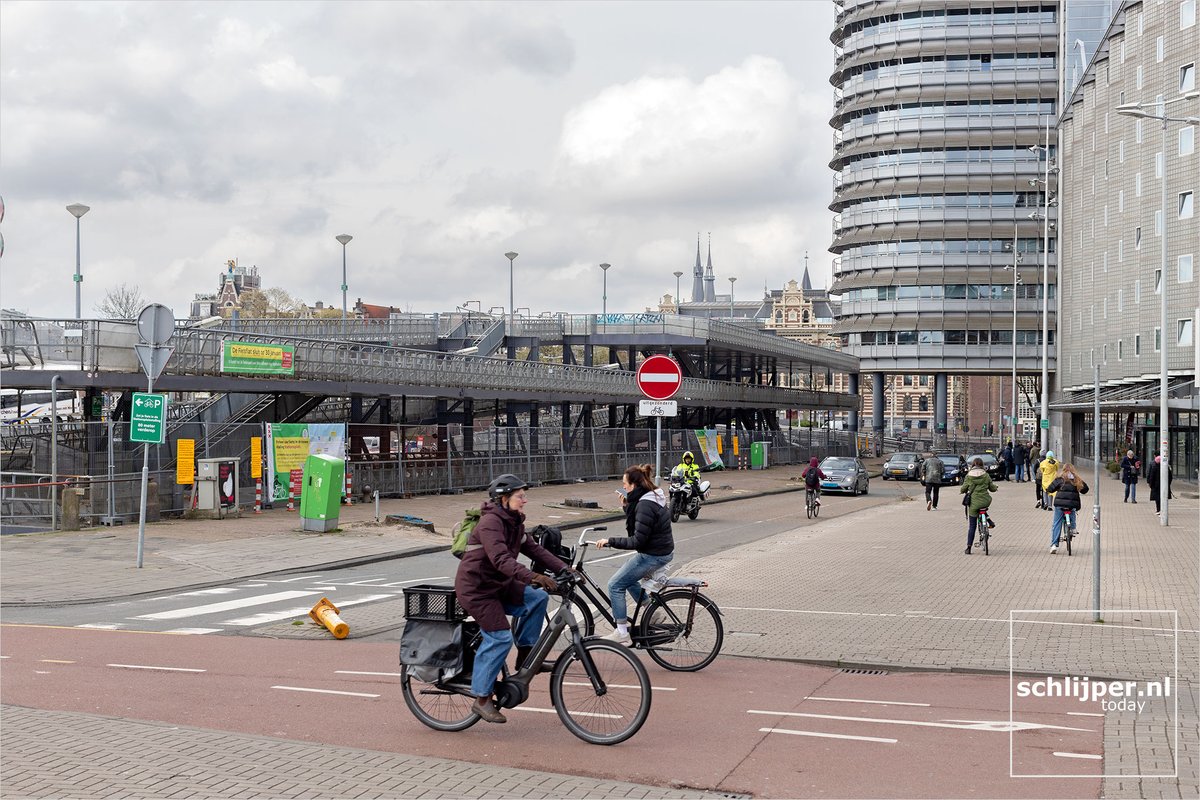 schlijper's tweet photo. The famous Amsterdam '#fietsflat' multi story floating bicycle parking next to the Central Station is empty and so is the pavement around since the new underwater bicycle parking opened.
When: 20 04 2023 & 30 11 2013
Where: Amsterdam, Stationsplein
What: #bikeAMS #cycling https://t.co/uClL79H6XL