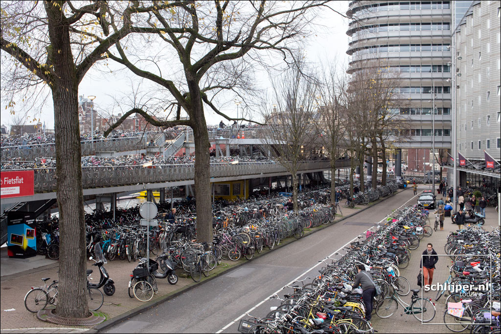 schlijper's tweet photo. The famous Amsterdam '#fietsflat' multi story floating bicycle parking next to the Central Station is empty and so is the pavement around since the new underwater bicycle parking opened.
When: 20 04 2023 & 30 11 2013
Where: Amsterdam, Stationsplein
What: #bikeAMS #cycling https://t.co/uClL79H6XL