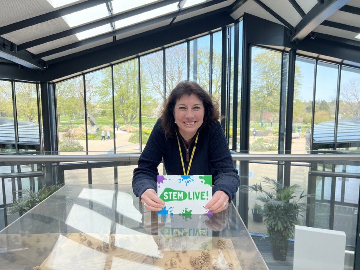 SallyAnn_Spence's tweet photo. I’m at @RHSWisley inside the fantastic Hilltop science building preparing for a KS2 #STEMLive lesson. Join me &amp; the scientists that work in the laboratories here to learn more about plants from 11am TODAY!
Science in your classroom for FREE:
https://t.co/aqW6EZWwrg
#PedagooFriday https://t.co/NiT2wX8NF6