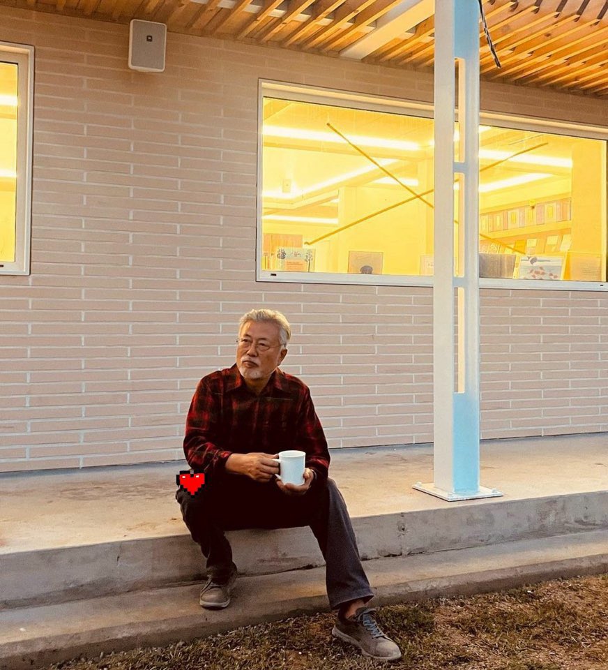 어쩜 저렇게 

서재에서 와인 마시며 대화 토론하는 
유럽 지식인들 인문학 교수들 같은 
안 꾸며도 멋이란게 흐르는 교양 뿜뿜 
미중년에서 이제 꽃할배로 
이런 고급진 느낌 반도에서 본 적이 없음