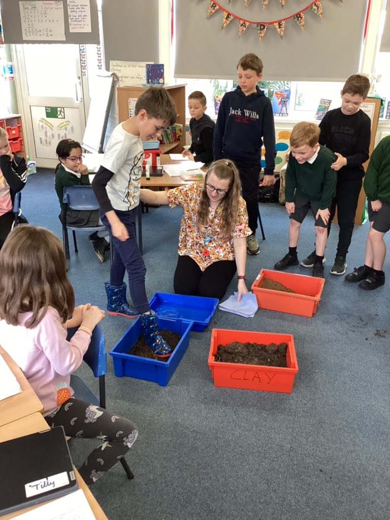 allsaintsfed's tweet photo. 3J had an excellent WOW day earlier in the week, introducing our new topic #undergroundoverground 🪴🌿🌸 We sketched plants, investigated soil and even had a go at gardening! https://t.co/Agj4Iv5NiR
