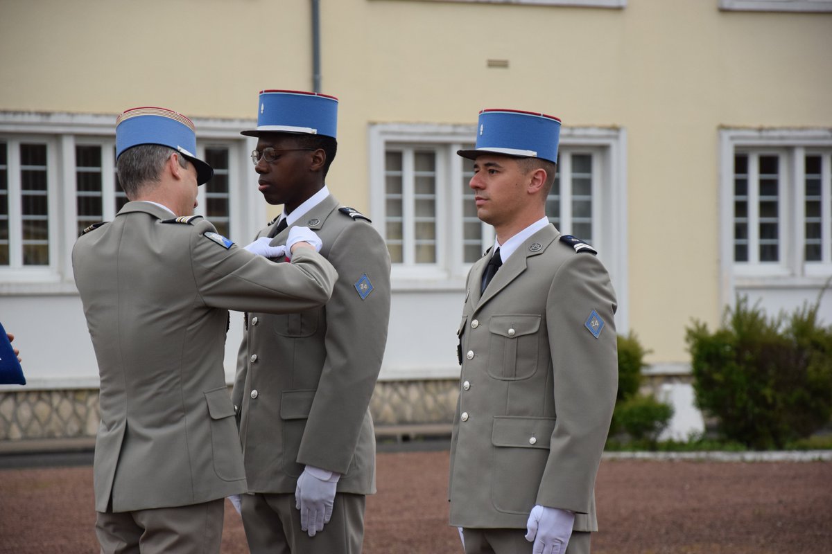 14eBsmat's tweet photo. Le lieutenant-colonel PANAGET a remis la médaille de la défense nationale échelon bronze à deux militaires de la 14e BSMAT.
Félicitation aux Maréchal des logis Jean-Aime et Maréchal des logis Emmanuel.
#MissionMaintenance #14BSMAT #MaintenanceTerrestre #cérémoniedescouleurs https://t.co/ug2gprOiaQ