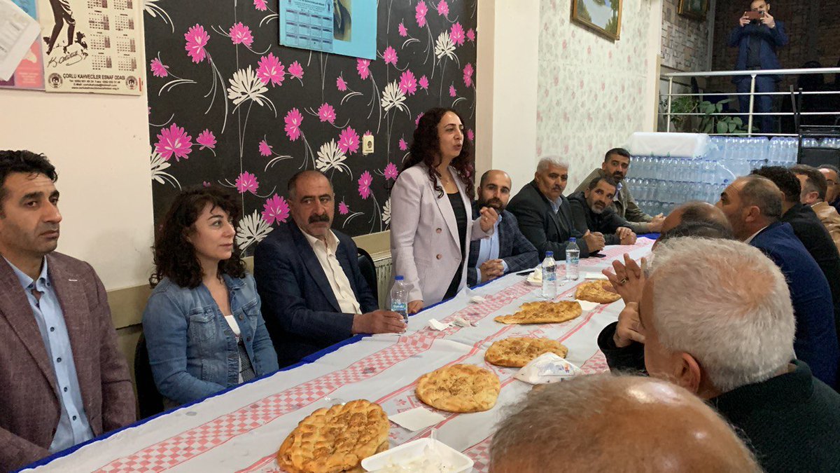 Muazzezorhn's tweet photo. #Tekirdağ'da Ağrı'lı hemşerilerimiz ile bayramlaştık. 

#Serhed'in bayram yemeği olan #Helise'nin tadına #Trakya'da bakmış olduk:)

#BizBuradayızBirlikteDeğiştireceğiz
#RamazanBayramı https://t.co/qZJfuQZdtX