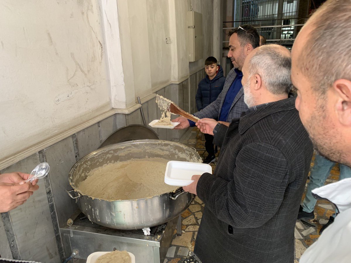 Muazzezorhn's tweet photo. #Tekirdağ'da Ağrı'lı hemşerilerimiz ile bayramlaştık. 

#Serhed'in bayram yemeği olan #Helise'nin tadına #Trakya'da bakmış olduk:)

#BizBuradayızBirlikteDeğiştireceğiz
#RamazanBayramı https://t.co/qZJfuQZdtX
