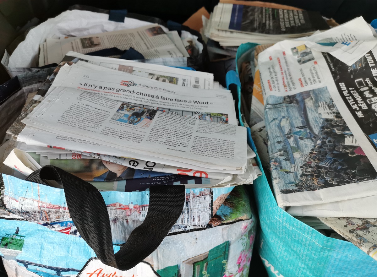 valcobreizh's tweet photo. Plus besoin de les stocker : jetez vos #journaux dans les colonnes dédiées 🗞️ ! Une 40n d'entre elles équipent désormais le territoire du SMICTOM #Valcobreizh. 
Trier les journaux à part, c'est faire un geste pour l'environnement car ils sont transformés en isolant écologique. ♻️ https://t.co/7w6KpZeNse