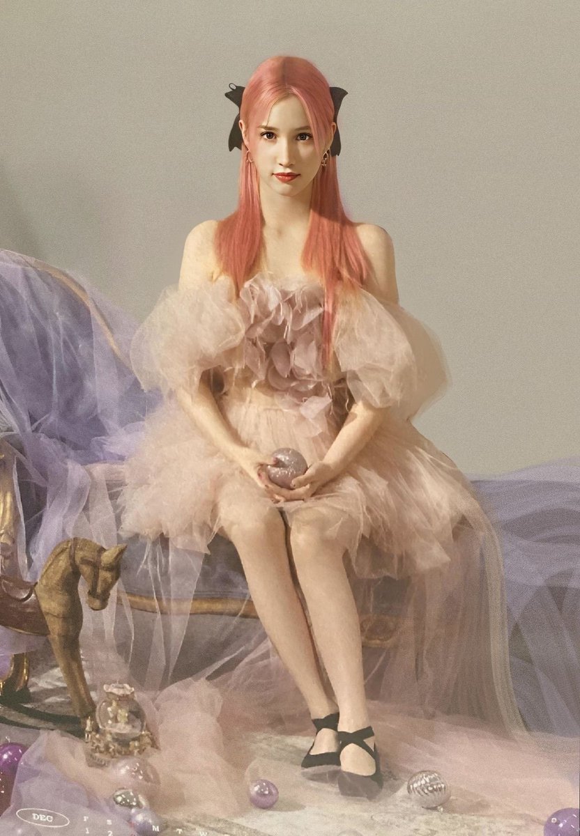 วันนี้มีปาร์ตี้นี่นา ใช่แล้ว ไหนดูสิ้ในตู้เสื้อผ้ามีชุดอะไรบ้าง ถ้าไม่มีชุดใส่ คงต้องให้คุณแม่ใช้นกฮูกส่งด่วนมาให้แล้วล่ะ เบเรนิซบอกใส่ชุดสบายๆ งั้นชุดนี้คงได้แหละมั้ง
แต่ยังดีกว่า ยังมีชุดเด็ดกว่านี้อีก คิกคิก