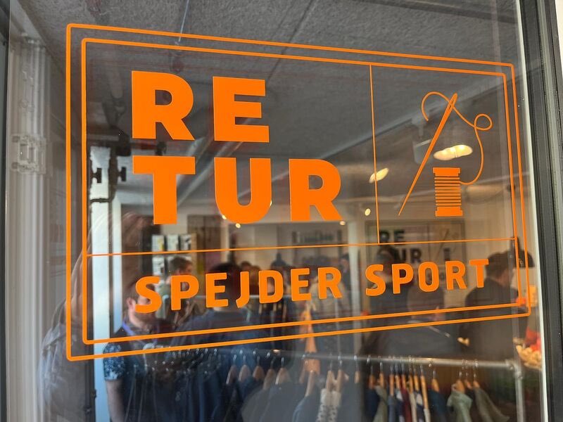 mortengade's tweet image. I dag slår Spejder Sport dørene op til Danmarks nye, cirkulære outdoorbutik: RETUR i Nørre Farimagsgade, Kbh. 

Her kan gammelt grej få tiltrængt førstehjælp ved at blive repareret professionelt. Du kan også købe brugt friluftsudstyr eller leje remedierne til din næste tur.
