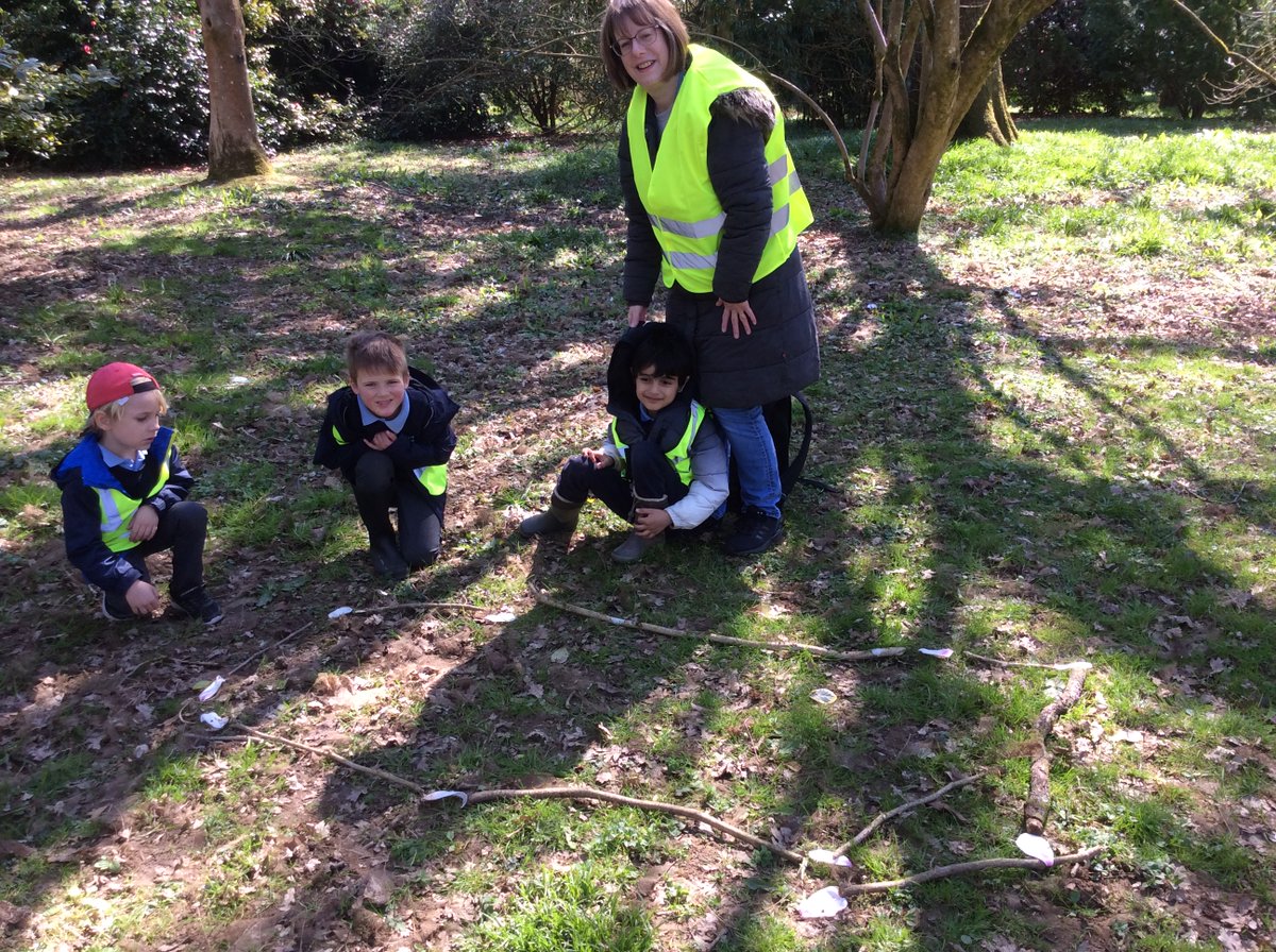 HambrookSchool's tweet photo. #Hambrook1 had a fabulous time @WestonbirtArboretum exploring woodland art. The children made repeated patterns using natural materials, a natural colour pallette and explored different textures of trees. https://t.co/p2aN5gXIYe