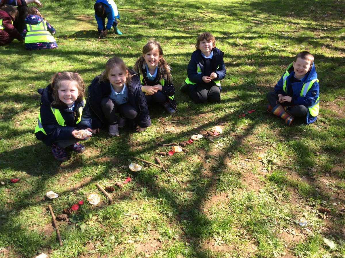 HambrookSchool's tweet photo. #Hambrook1 had a fabulous time @WestonbirtArboretum exploring woodland art. The children made repeated patterns using natural materials, a natural colour pallette and explored different textures of trees. https://t.co/p2aN5gXIYe