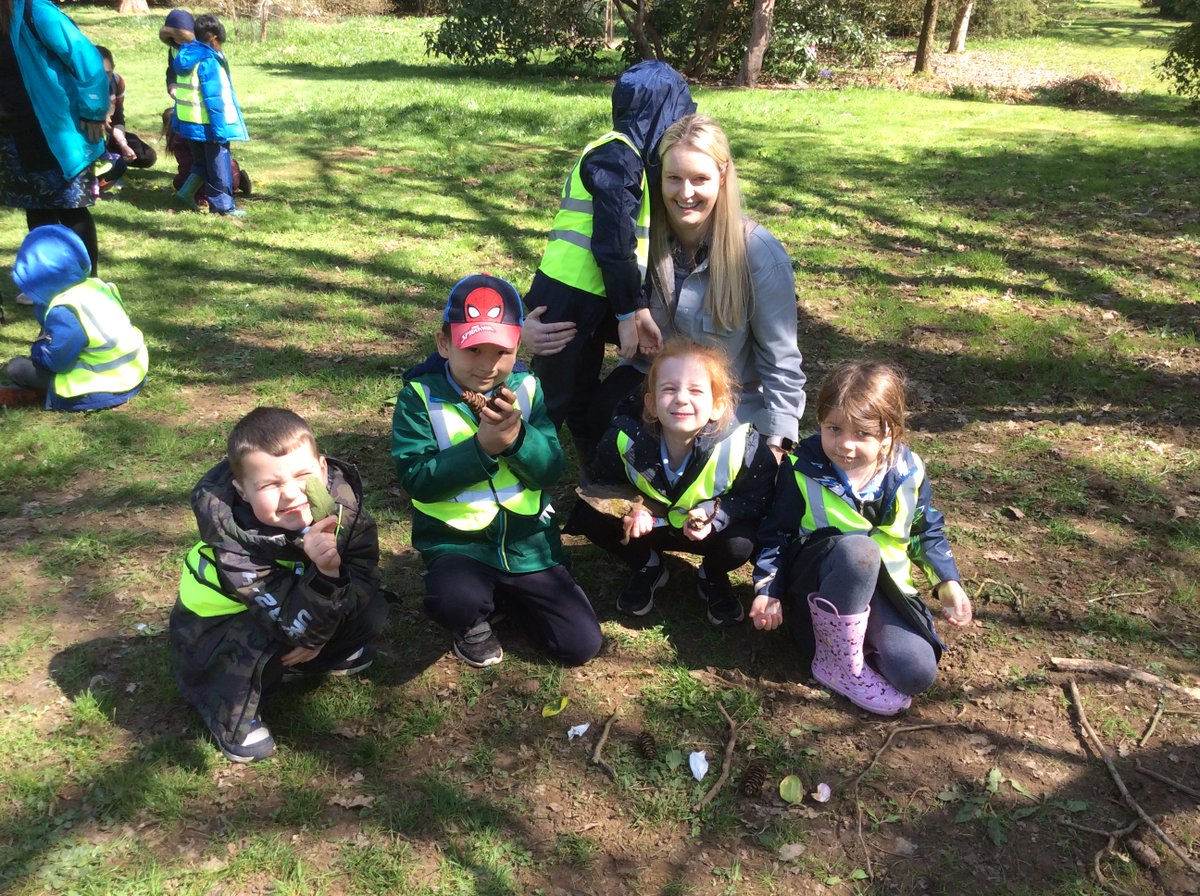 HambrookSchool's tweet photo. #Hambrook1 had a fabulous time @WestonbirtArboretum exploring woodland art. The children made repeated patterns using natural materials, a natural colour pallette and explored different textures of trees. https://t.co/p2aN5gXIYe