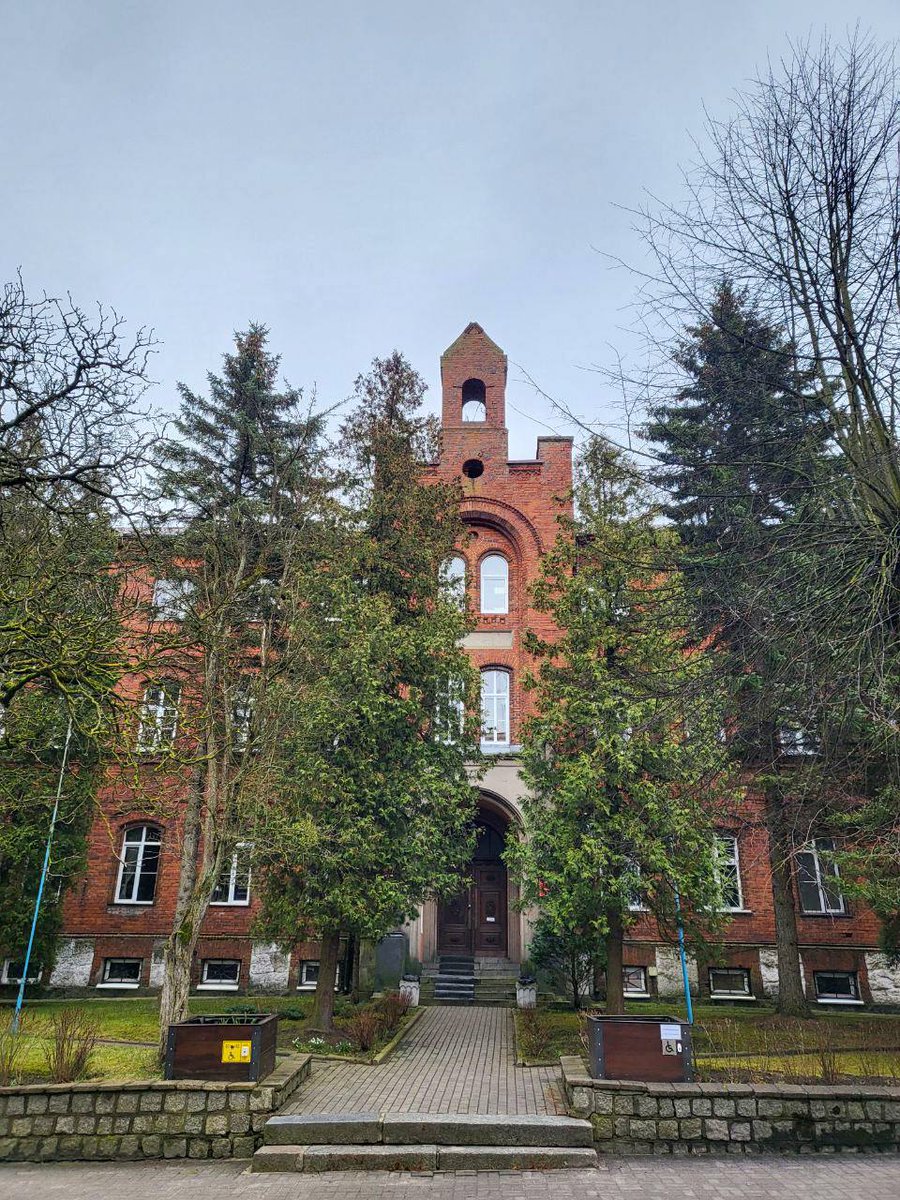 Спасать упитанных слизняков, которые повылазили на тротуарную плитку после дождя, — вот занятие для субботнего дня в Багратионовске. 

Город можно обойти меньше, чем за час. На 10 квадратных километрах проживают 6 тысяч человек. И, наверное, столько же... m.facebook.com/story.php?stor…