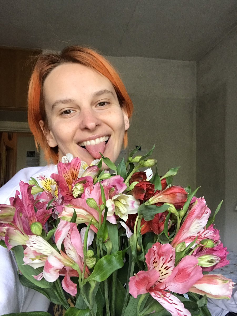 Schumbria's tweet photo. Я: говорю, что заебалась
Подруга, живя в другом городе: присылает цветы
Лучшие! 💜 #plove #friends https://t.co/uAFoKa7YZd