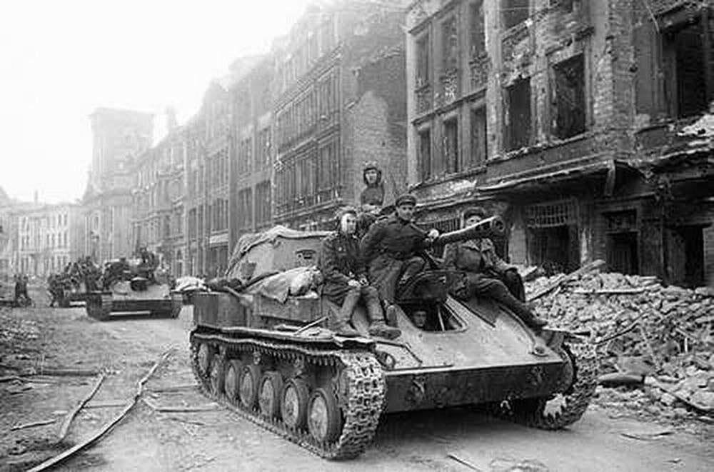 🎖1945年4月21日、ベルリンの戦いにおいて、ソ連軍はドイツ首都南部の