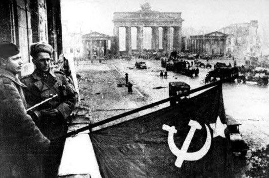 🎖1945年4月21日、ベルリンの戦いにおいて、ソ連軍はドイツ首都南部の