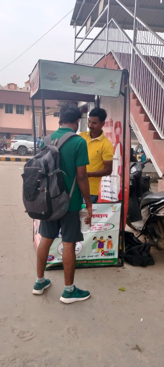 jhswabhiman's tweet photo. Transit Migrants being made aware on #HIV at Ranchi Railway Station today by our PORW @SANJAYT84409412

@NACOINDIA 
@JharkhandAids 
@HLTH_JHARKHAND 
@dr_bhakat 
@DeputyD63773790 
@satyabokaro 
@Nihal7701 https://t.co/BkrIbSr4hG