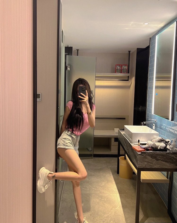 Nicole981111's tweet photo. Class?     #太原 https://t.co/QDwvmIf6qU