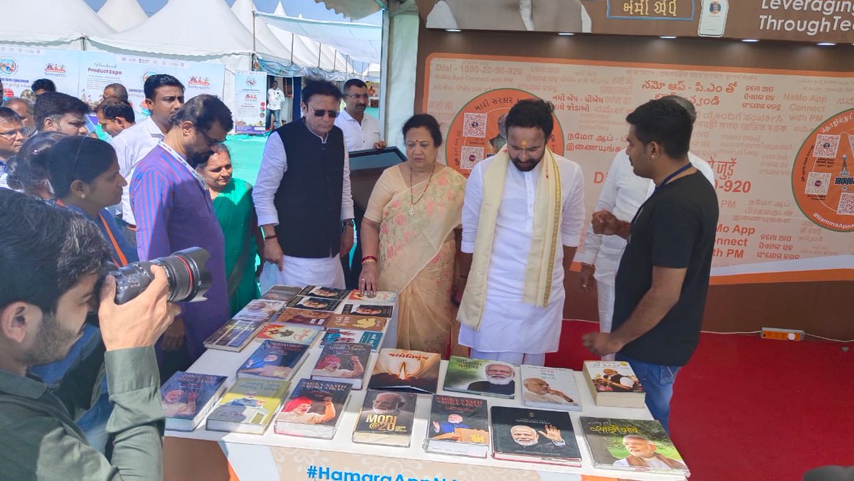 Balwantsinh99's tweet photo. કેન્દ્રીય મંત્રીશ્રી જી.કિશન રેડ્ડીજી અને શ્રીમતી દર્શનાબેન જરદોશજી સાથે #STSangamam ખાતે સ્થાપિત #NaMoApp સ્ટોલની મુલાકાત લીધી.

આ પ્રસંગે સાથી મંત્રીશ્રી મુળુભાઈ બેરાજી પણ ઉપસ્થિત રહયા.
 
#NaMoAppAtSTSangamam
#HamaraAppNaMoApp
#NaMoApp https://t.co/Gt0VpcZ8Mh