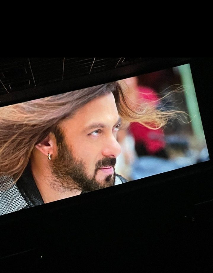 Honest review till intervel of #KisiKaBhaiKisiKiJaan

The swag of #SalmanKhan the action, the romance and the comedy of #SiddharthNigam and #RaghavJuyal ,the acting of all actors specially our queen #ShehnaazGiII is literally fabulous and heartwarming movie❤️

Till intervel 4/5⭐