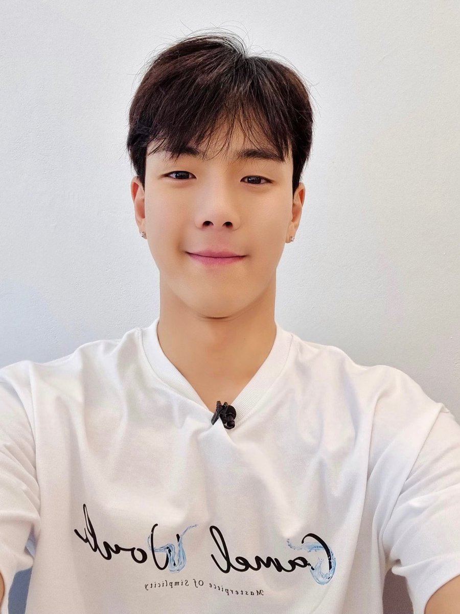 .@OfficialMonstaX Shownu got discharged from his military service today! As the first member of Monsta X to finish the service, he now returns to Monbebes! Welcome back, Shownu. ❤️ #MONSTA_X #MONSTAX #SHOWNU