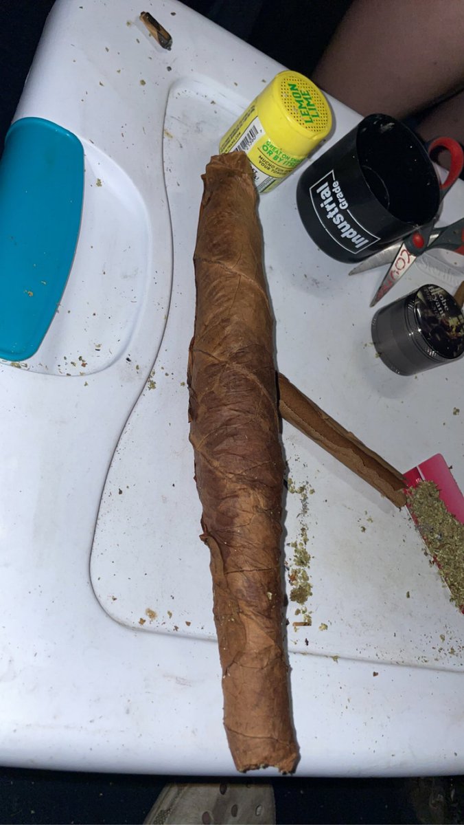 OhNoItsFranny's tweet photo. @SnoopDogg  let’s smoke https://t.co/BqdwrIE539