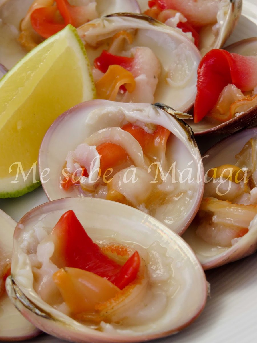 MesabeaMalaga's tweet photo. ¡Buenos días! 🤗 No hay aperitivo más malagueño que un plato de #CONCHASFINAS AL NATURAL 🤤🍋 ¿Sabes cómo limpiarlas y enjaretarlas en casa? Yo te explico paso a paso todo en proceso en el enlace 😉 @SaboraMalaga #mesabeamalaga https://t.co/lWaDASC88Q https://t.co/ka7QKbI2mu