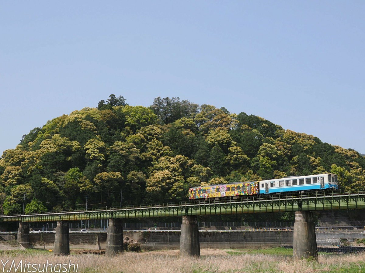 Nextorage_jp's tweet image. OM SYSTEMアンバサダーの三橋康弘さん @yasuhiro_3284 による、美しい風景の中を走るJR予讃線を連写した１枚。

Nextorage NX-F2PROを使用
撮影地:伊予大洲-西大洲
OM SYSTEM OM-1
M.ZUIKO DIGITAL ED 12-100mm F4.0 IS PRO
PS Expressアプリで明るさ補正済み

#nextorage #SD #UHSII #鉄道 #鉄道写真