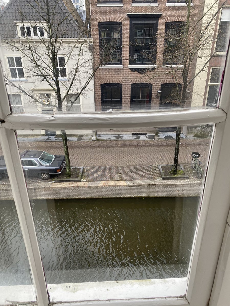 Dit is mijn uitzicht. 

Het is een gracht, bomen en een paar panden. En er is ook een auto en een fiets.