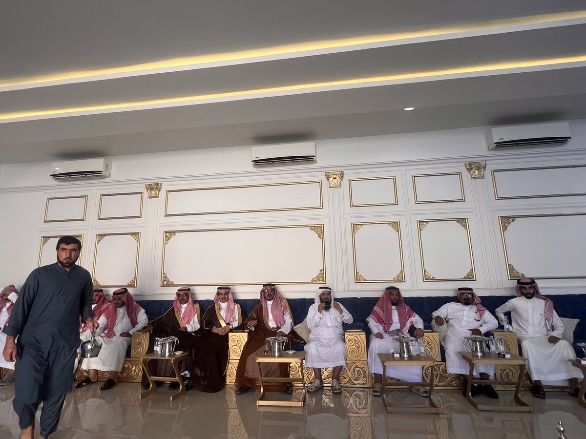 ALMJAWLH's tweet photo. أقام معرف قبيلة المجالدة في محافظة الخرج محمد بن عوض بن عويض ابن مجول؛ مأدبة إفطار احتفالًا بعيد الفطر المبارك، بحضور الأقارب والجيران.

#كل_عام_وأنتم_بخير
#عيدكم_مبارك https://t.co/QLU9zwyQNC