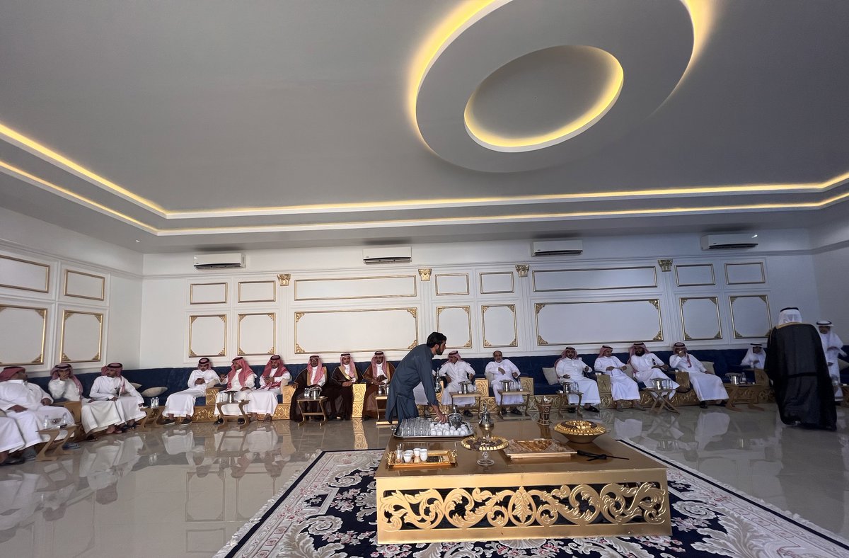ALMJAWLH's tweet photo. أقام معرف قبيلة المجالدة في محافظة الخرج محمد بن عوض بن عويض ابن مجول؛ مأدبة إفطار احتفالًا بعيد الفطر المبارك، بحضور الأقارب والجيران.

#كل_عام_وأنتم_بخير
#عيدكم_مبارك https://t.co/QLU9zwyQNC