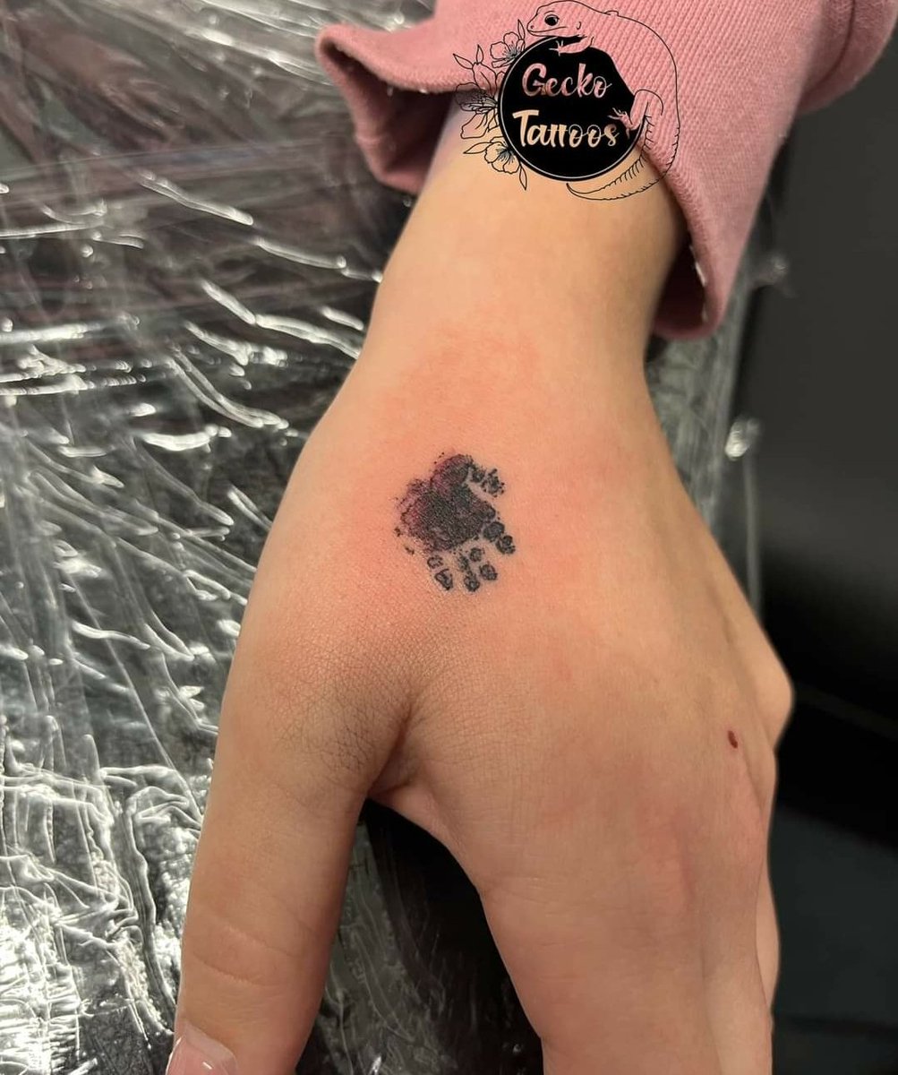 MiTattoostudios's tweet photo. Hand Print Tattoo.
By Imogen,
Resident Artist, At Mi
#babyhand #babyhandprint #tattoodesign #tattooideas #art #tatts #female #besttattooartist #Femaletattoos #art #artist #artwork #tatts
#tattoo #ukartist #Eastbourne #eastbournetattoo #tatt #thebestofeastsussex https://t.co/wAd49raxXg