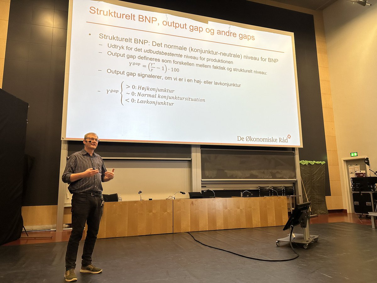 JesperLinaa's tweet photo. I dag har de studerende i Økonomiske Principper B på @Economics_UCPH besøg af @JohnSmidt12, direktør for @DORsSekretariat. Han fortæller om, hvordan man i praksis arbejder med det skrækkeligt abstrakte begreb - strukturelt BNP - som er et centralt koncept i kurset. https://t.co/LV05eQLUiG