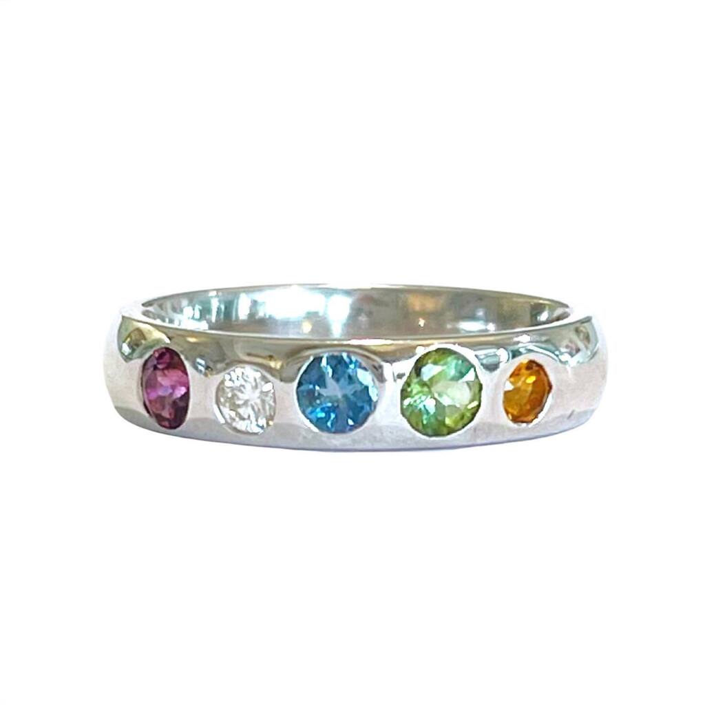 WildeShop's tweet photo. Lovely bespoke birthstone ring in 18ct white gold. 💙💚🧡 Are you’re thinking about getting a personal piece made?  Come in and discuss your ideas. We love nothing better than creating unique pieces for our customers! #custommade  #bespokejewellery
… https://t.co/uoWo4HI6Gx https://t.co/Igsavfx3Ir