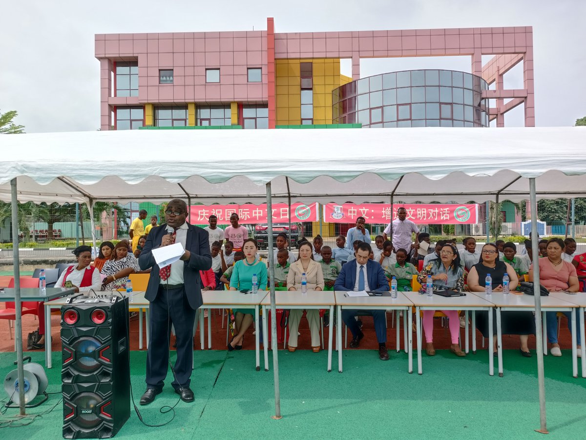 DeConfucio's tweet photo. El instituto Confucio de la Unge celebra El Dia Internacional de chino en el dia 20 de abril. 460 estudiantes y profesores participaron en la actividad,compartiendo la experiencia de aprender chino. https://t.co/ZfC3h0oGLH
